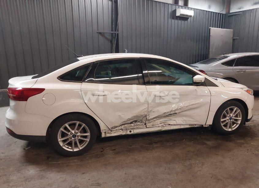 Photo 14 of 2015 Ford Focus SE (VIN 1FADP3F25FL372101)