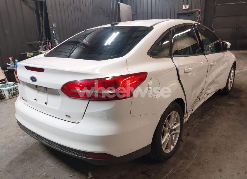 Photo 4 of 2015 Ford Focus SE (VIN 1FADP3F25FL372101)