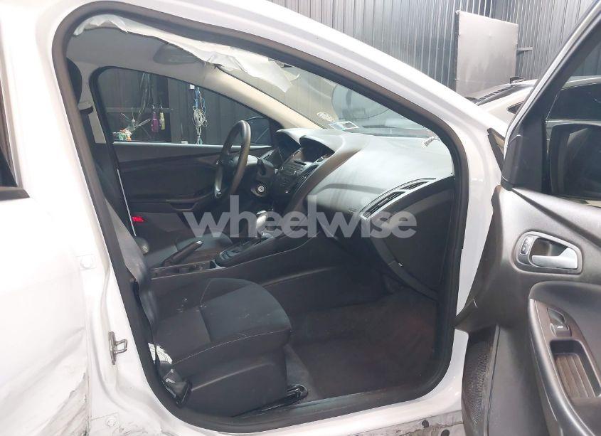 Photo 5 of 2015 Ford Focus SE (VIN 1FADP3F25FL372101)