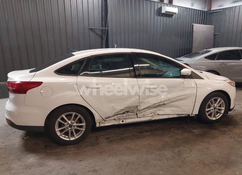 Photo 6 of 2015 Ford Focus SE (VIN 1FADP3F25FL372101)