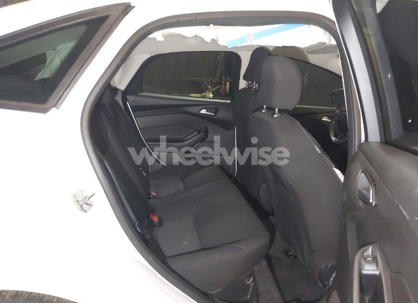 Photo 8 of 2015 Ford Focus SE (VIN 1FADP3F25FL372101)