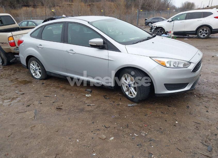 2015 Ford Focus SE (VIN 1FADP3F25FL382577) main photo