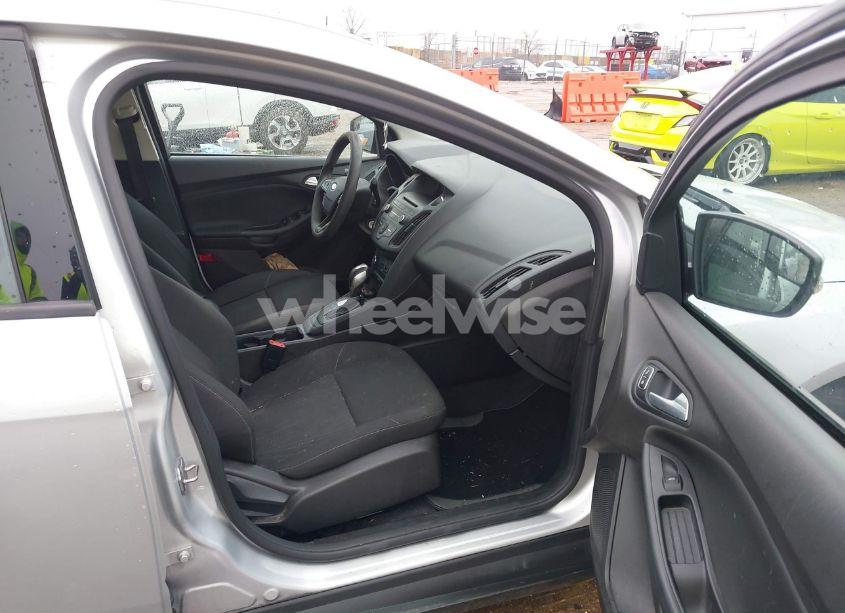 Photo 5 of 2015 Ford Focus SE (VIN 1FADP3F25FL382577)