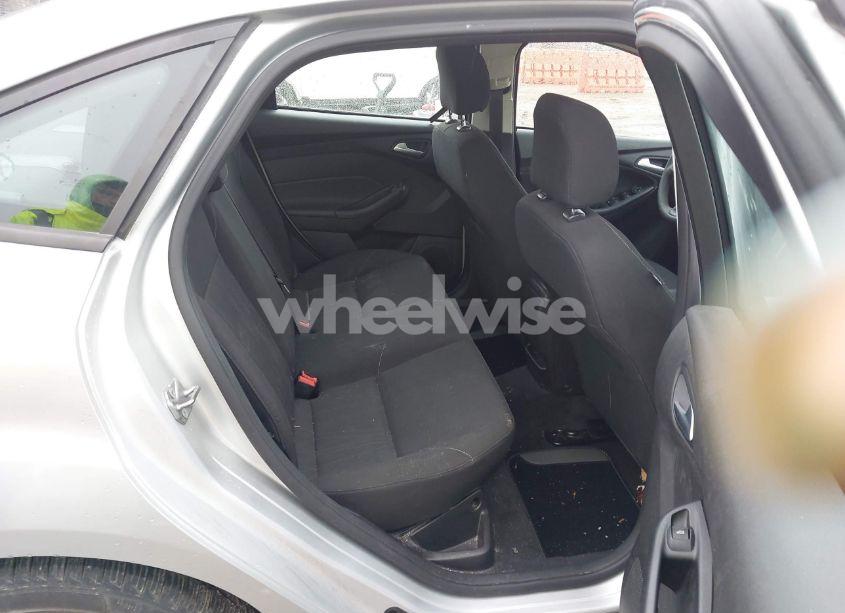 Photo 8 of 2015 Ford Focus SE (VIN 1FADP3F25FL382577)