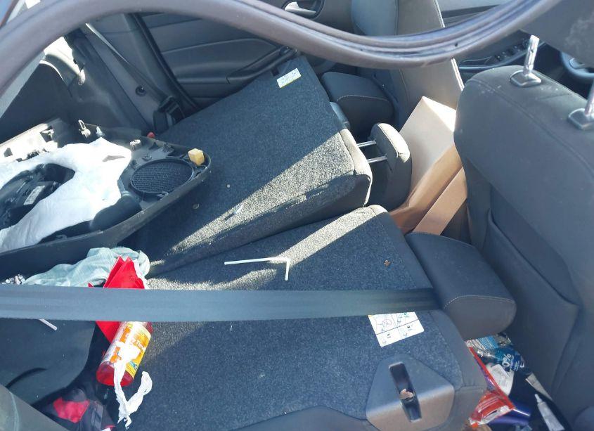 Photo 8 of 2015 Ford Focus SE (VIN 1FADP3F25FL384068)