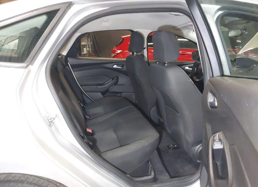 Photo 8 of 2016 Ford Focus SE (VIN 1FADP3F25GL255782)