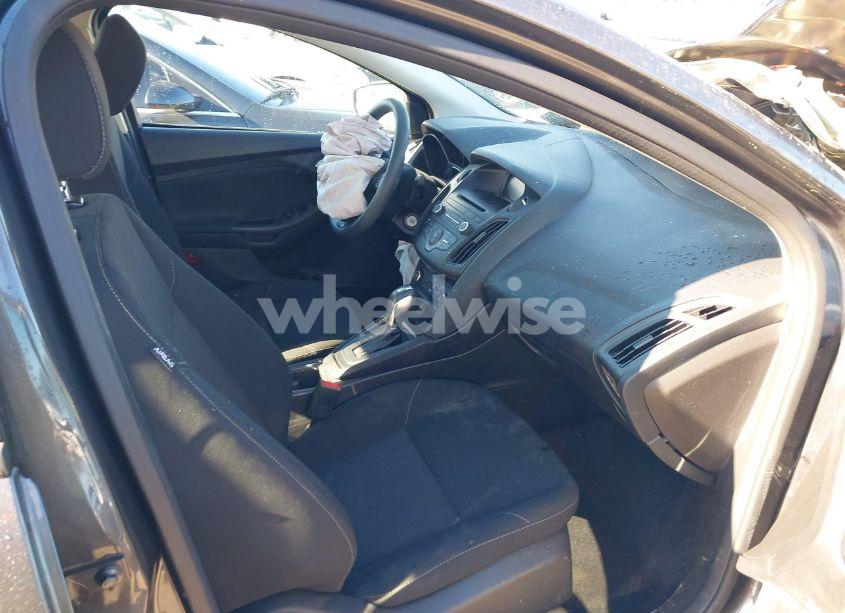 Photo 5 of 2016 Ford Focus SE (VIN 1FADP3F25GL265969)