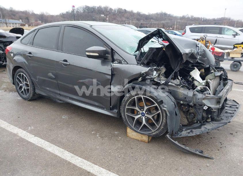 2016 Ford Focus SE (VIN 1FADP3F25GL281847) main photo