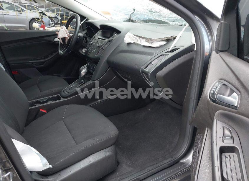 Photo 5 of 2016 Ford Focus SE (VIN 1FADP3F25GL281847)