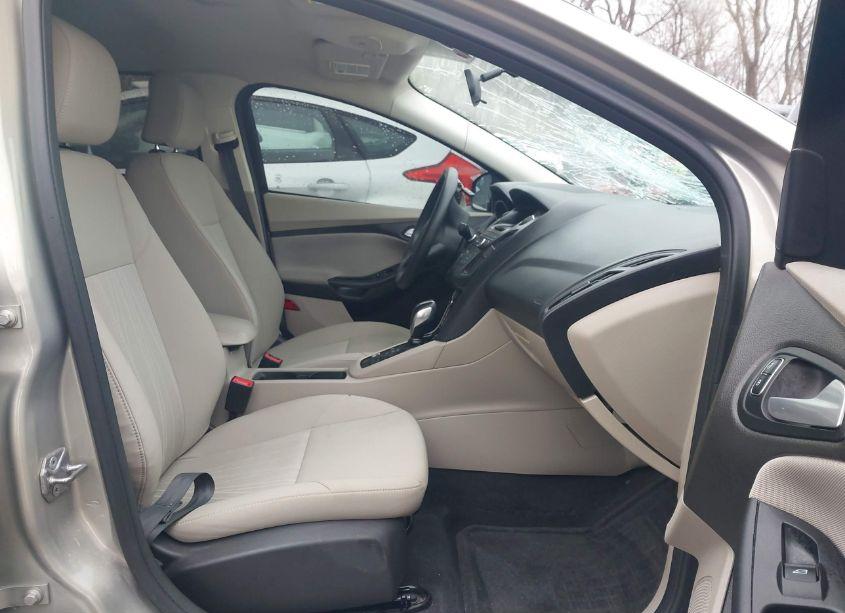 Photo 5 of 2016 Ford Focus SE (VIN 1FADP3F25GL281850)