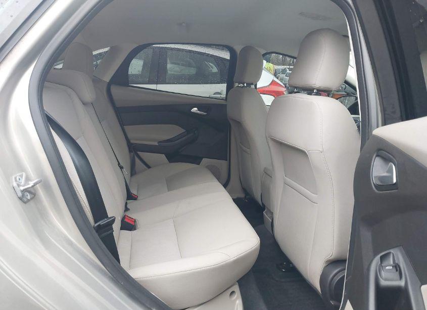 Photo 8 of 2016 Ford Focus SE (VIN 1FADP3F25GL281850)