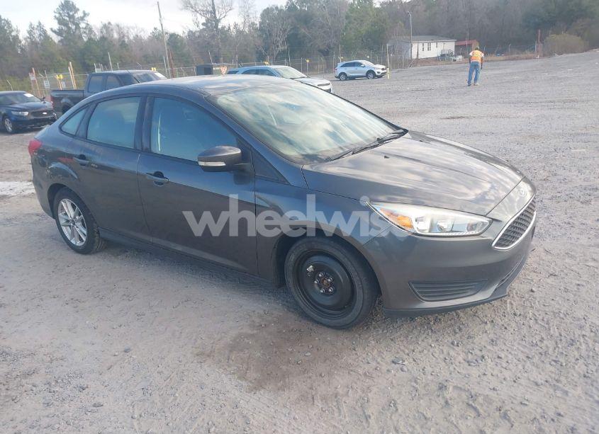 2016 Ford Focus SE (VIN 1FADP3F25GL337852) main photo