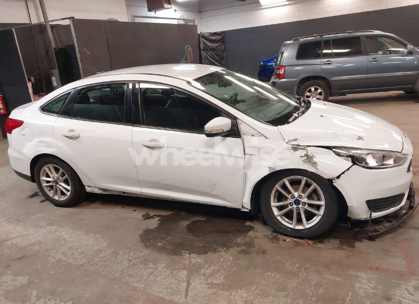 Photo 13 of 2016 Ford Focus SE (VIN 1FADP3F25GL401016)