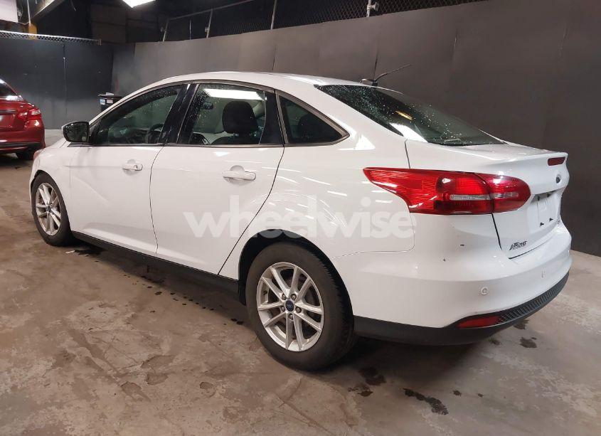 Photo 3 of 2016 Ford Focus SE (VIN 1FADP3F25GL401016)