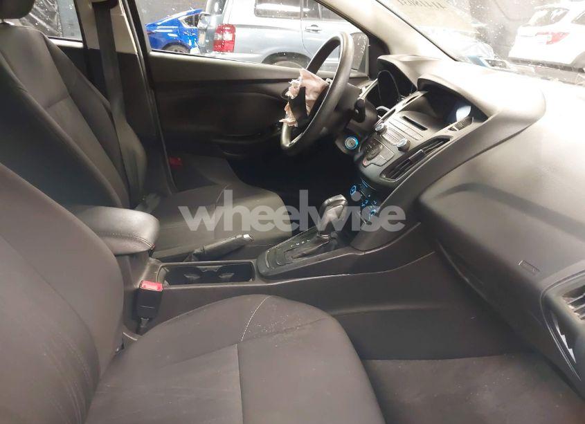 Photo 5 of 2016 Ford Focus SE (VIN 1FADP3F25GL401016)