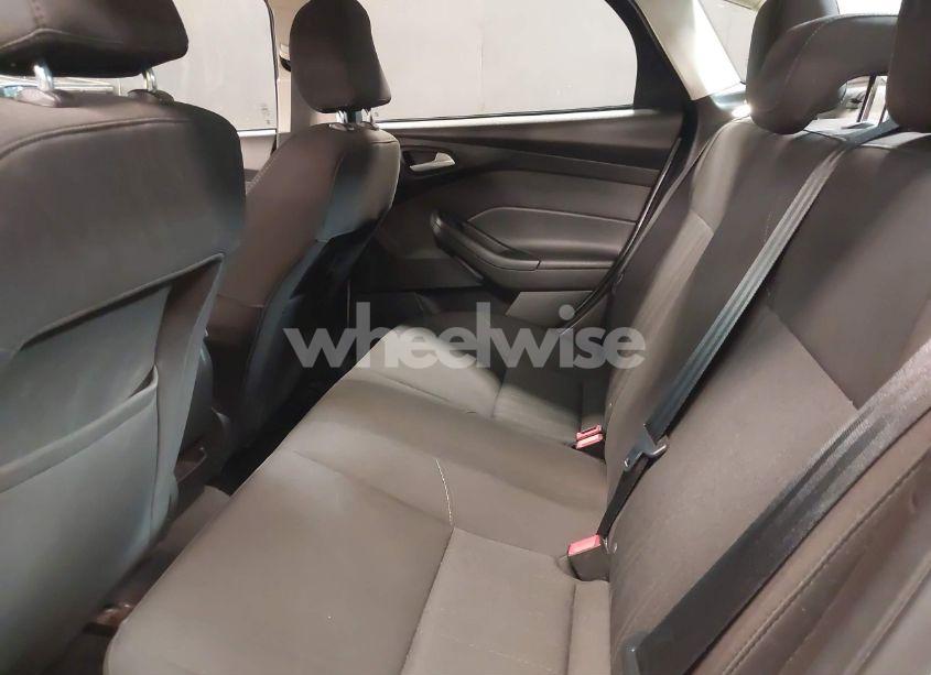 Photo 8 of 2016 Ford Focus SE (VIN 1FADP3F25GL401016)