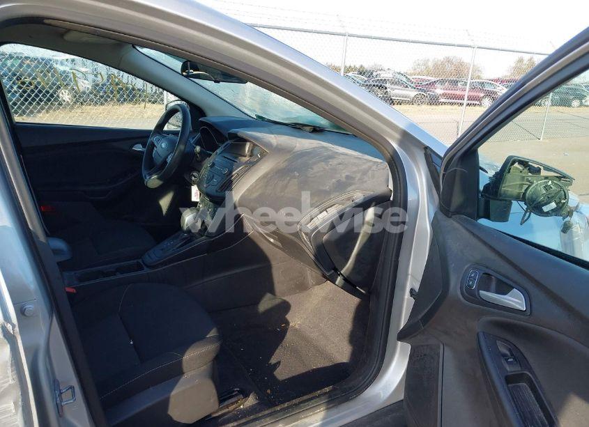 Photo 5 of 2017 Ford Focus SE (VIN 1FADP3F25HL223058)
