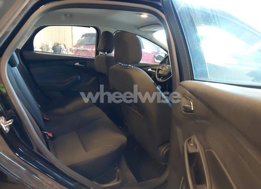 Photo 8 of 2017 Ford Focus SE (VIN 1FADP3F25HL229331)