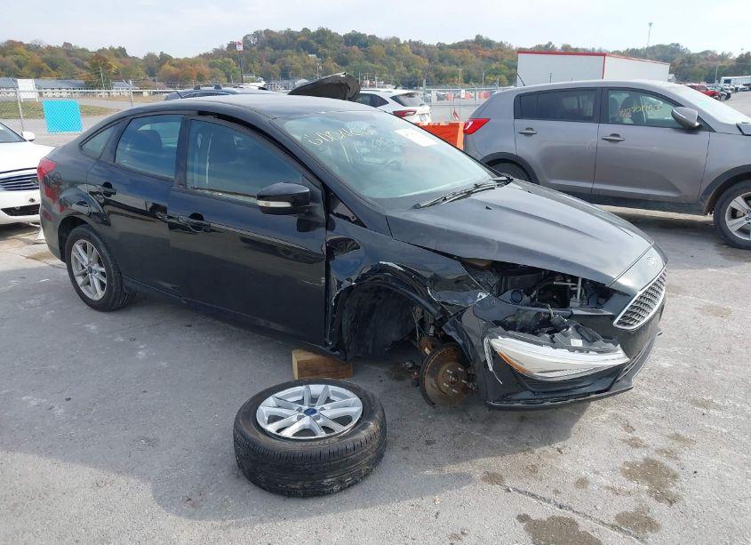 2017 Ford Focus SE (VIN 1FADP3F25HL254388) main photo