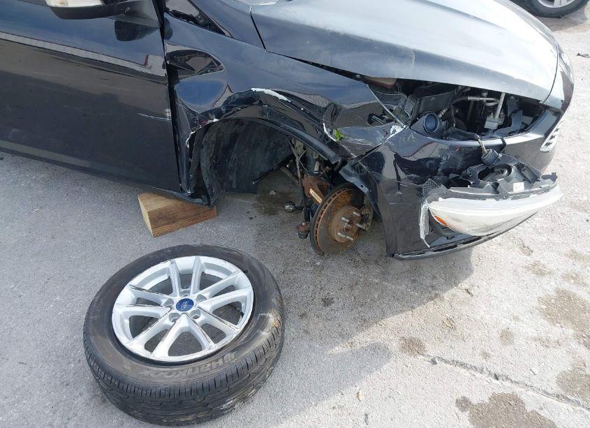 Photo 6 of 2017 Ford Focus SE (VIN 1FADP3F25HL254388)