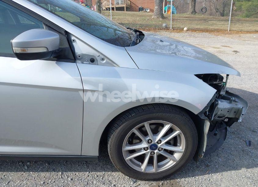 Photo 15 of 2017 Ford Focus SE (VIN 1FADP3F25HL281414)