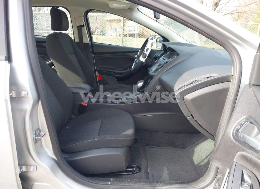 Photo 5 of 2017 Ford Focus SE (VIN 1FADP3F25HL281414)