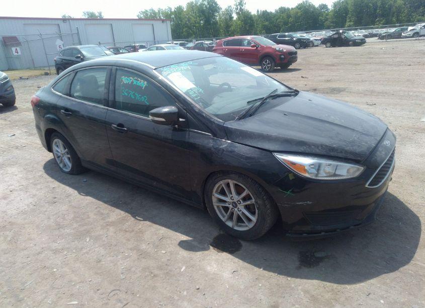 2017 Ford Focus SE (VIN 1FADP3F25HL302665) main photo