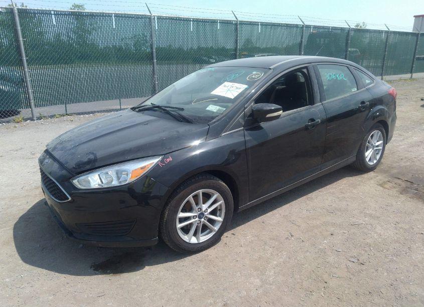 Photo 2 of 2017 Ford Focus SE (VIN 1FADP3F25HL302665)