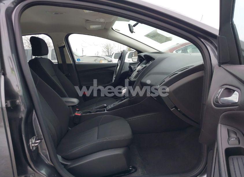 Photo 5 of 2017 Ford Focus SE (VIN 1FADP3F25HL304903)