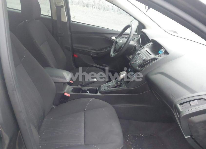 Photo 5 of 2017 Ford Focus SE (VIN 1FADP3F25HL327288)