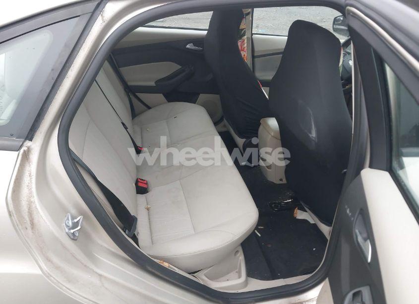 Photo 8 of 2017 Ford Focus SE (VIN 1FADP3F25HL335617)