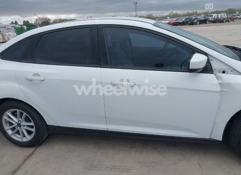 Photo 13 of 2018 Ford Focus SE (VIN 1FADP3F25JL222725)