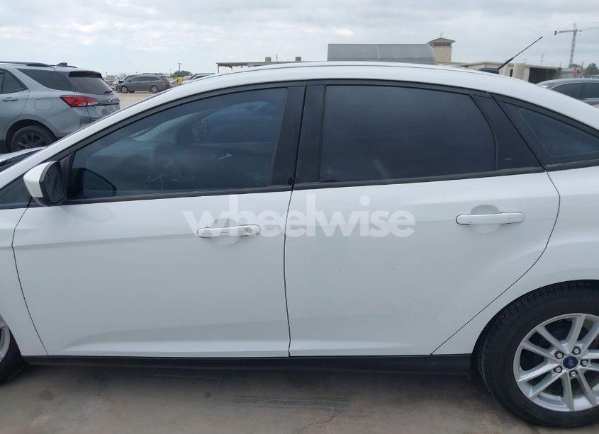 Photo 14 of 2018 Ford Focus SE (VIN 1FADP3F25JL222725)