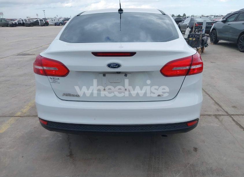 Photo 16 of 2018 Ford Focus SE (VIN 1FADP3F25JL222725)