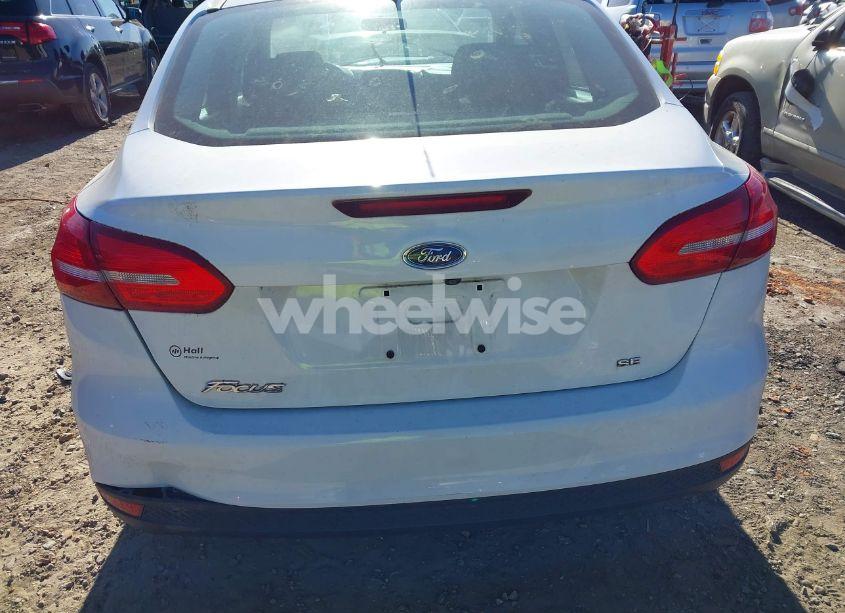 Photo 16 of 2018 Ford Focus SE (VIN 1FADP3F25JL231666)