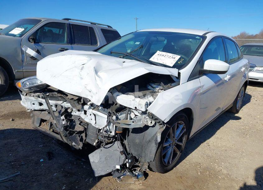 Photo 2 of 2018 Ford Focus SE (VIN 1FADP3F25JL231666)