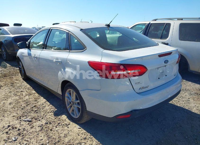 Photo 3 of 2018 Ford Focus SE (VIN 1FADP3F25JL231666)