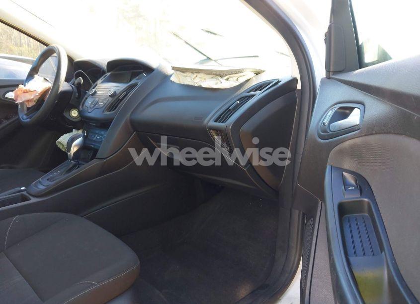 Photo 5 of 2018 Ford Focus SE (VIN 1FADP3F25JL231666)