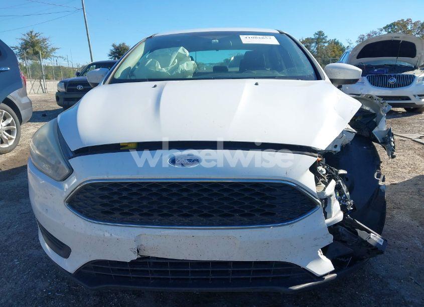 Photo 13 of 2018 Ford Focus SE (VIN 1FADP3F25JL250217)