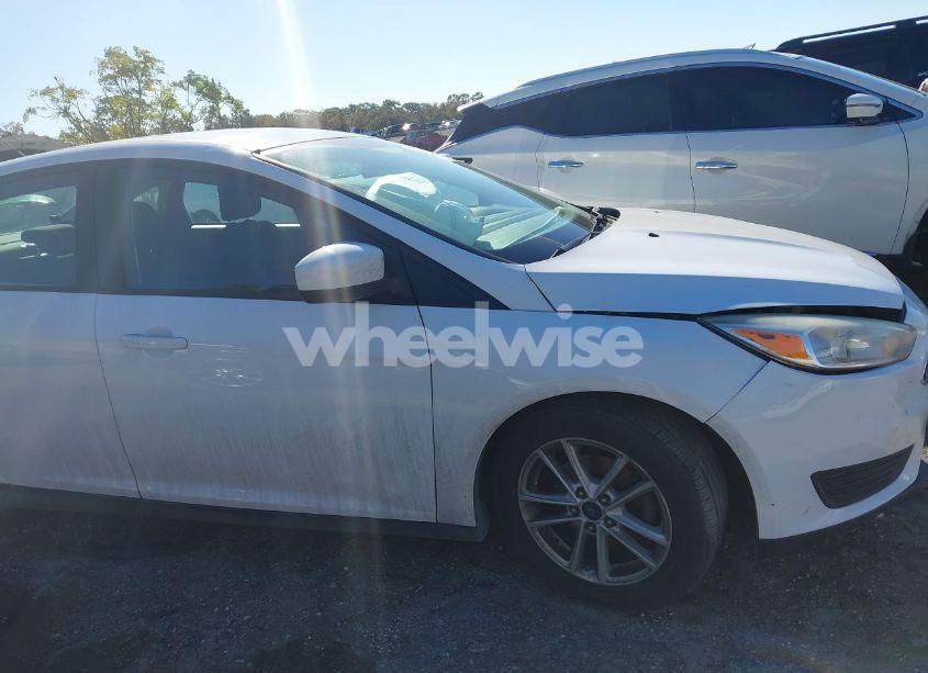 Photo 14 of 2018 Ford Focus SE (VIN 1FADP3F25JL250217)