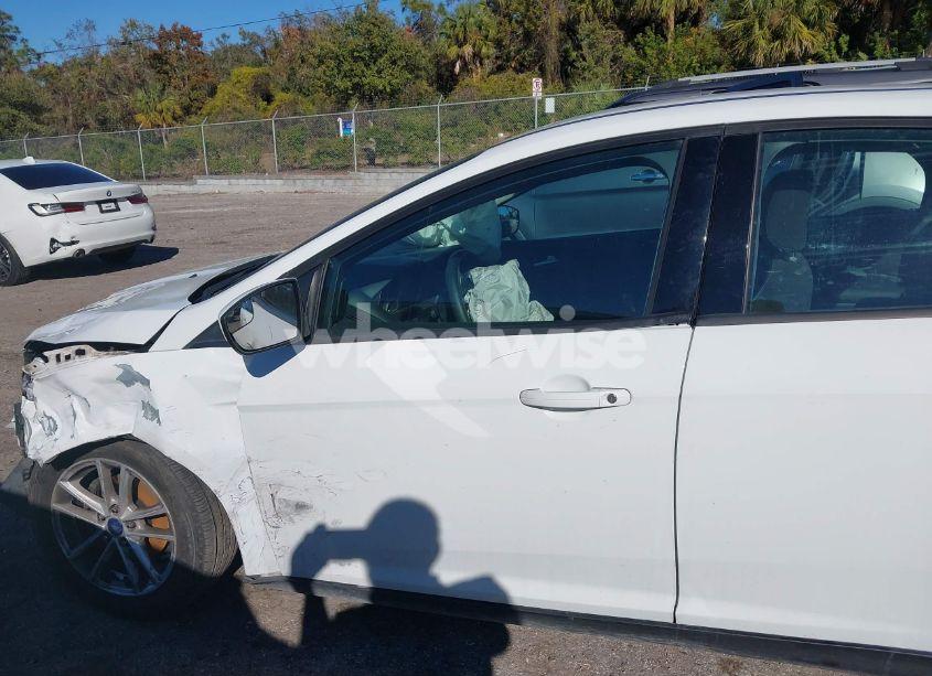 Photo 15 of 2018 Ford Focus SE (VIN 1FADP3F25JL250217)