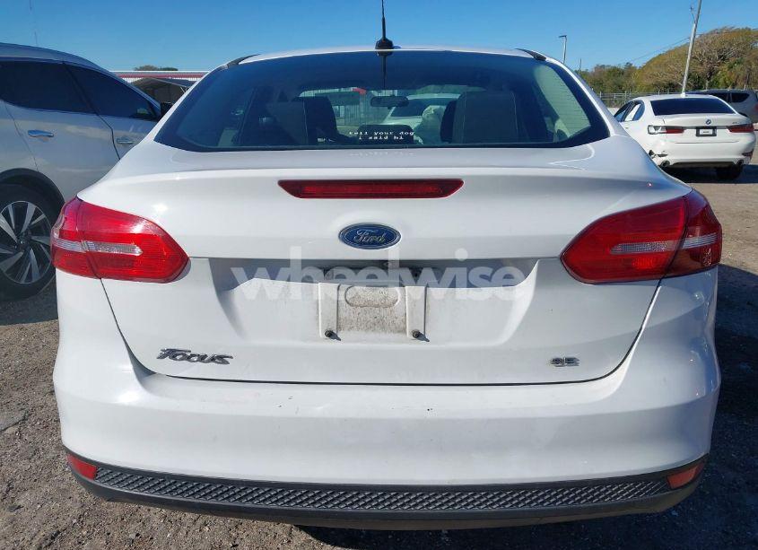 Photo 17 of 2018 Ford Focus SE (VIN 1FADP3F25JL250217)