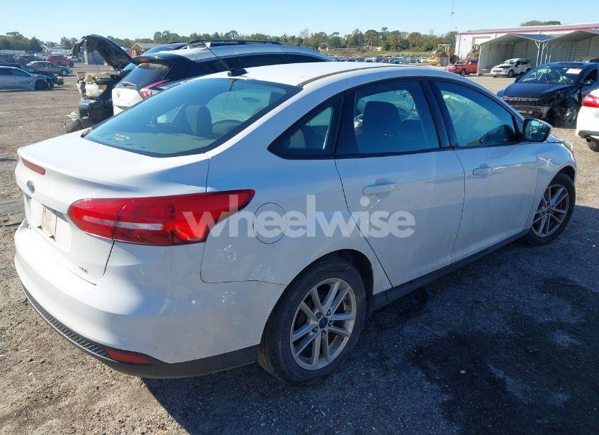 Photo 4 of 2018 Ford Focus SE (VIN 1FADP3F25JL250217)