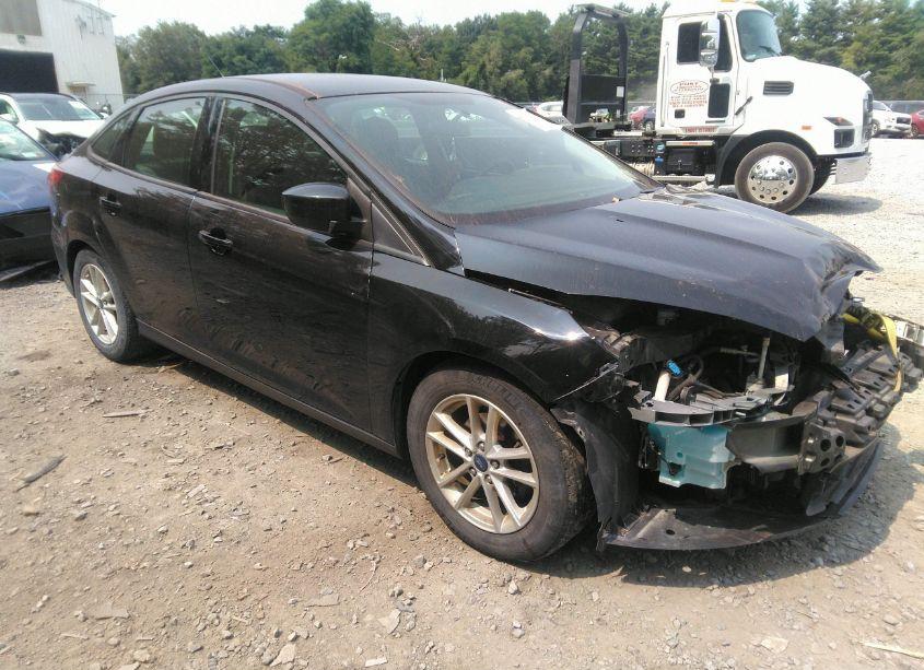 2018 Ford Focus SE (VIN 1FADP3F25JL250315) main photo