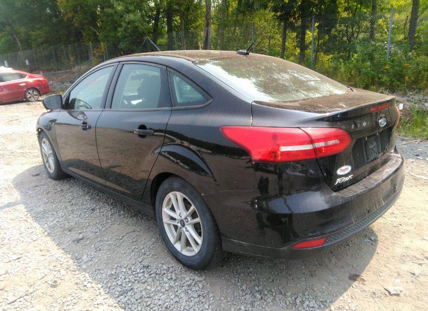 Photo 3 of 2018 Ford Focus SE (VIN 1FADP3F25JL250315)