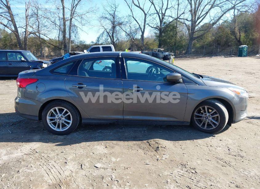 Photo 13 of 2018 Ford Focus SE (VIN 1FADP3F25JL255529)