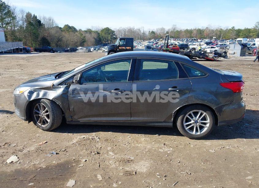 Photo 14 of 2018 Ford Focus SE (VIN 1FADP3F25JL255529)