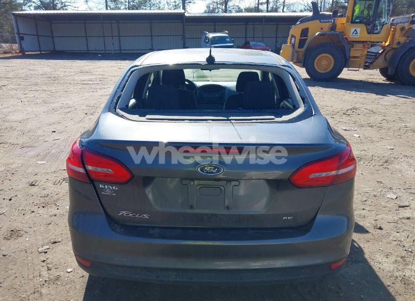 Photo 16 of 2018 Ford Focus SE (VIN 1FADP3F25JL255529)