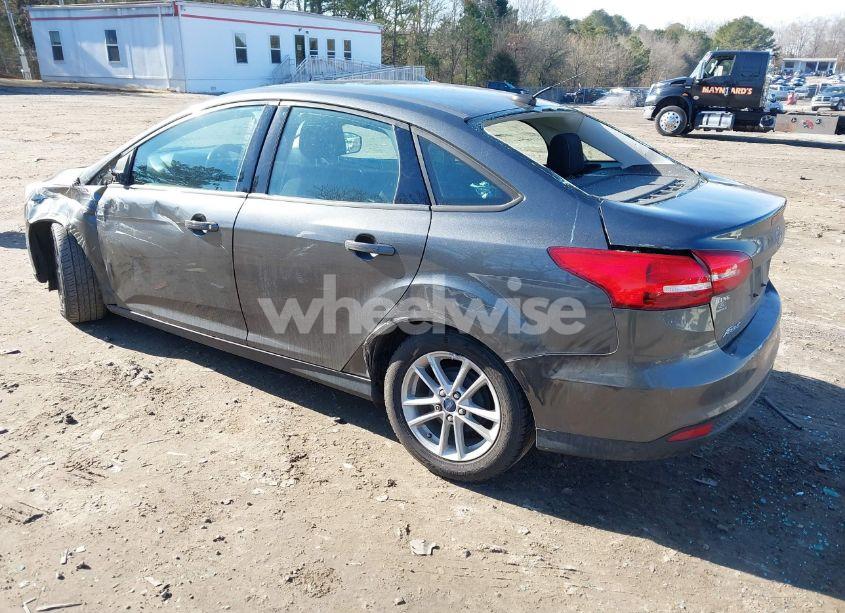 Photo 3 of 2018 Ford Focus SE (VIN 1FADP3F25JL255529)