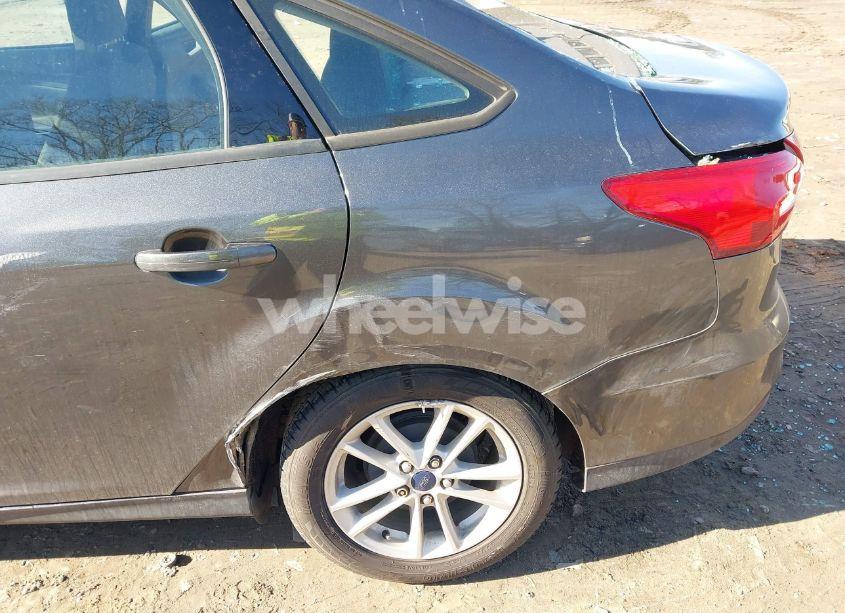 Photo 6 of 2018 Ford Focus SE (VIN 1FADP3F25JL255529)
